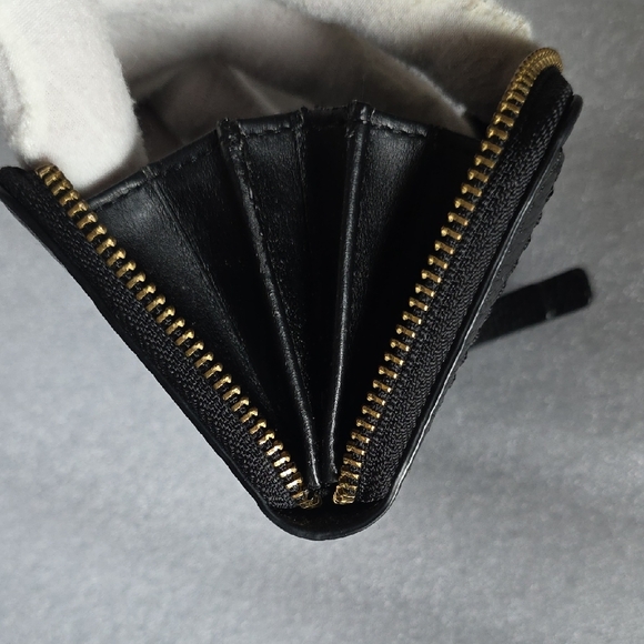 Marc Jacobs Black Pebbled Leather Zip Card Case with Gold Accent - Picture 10 of 11